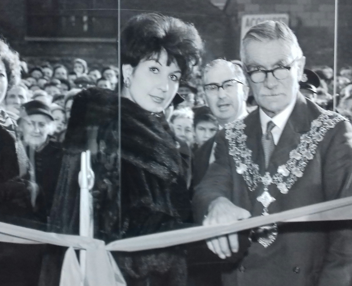 Rewind Town Welcomed Superstar Alma Cogan Swindon Advertiser